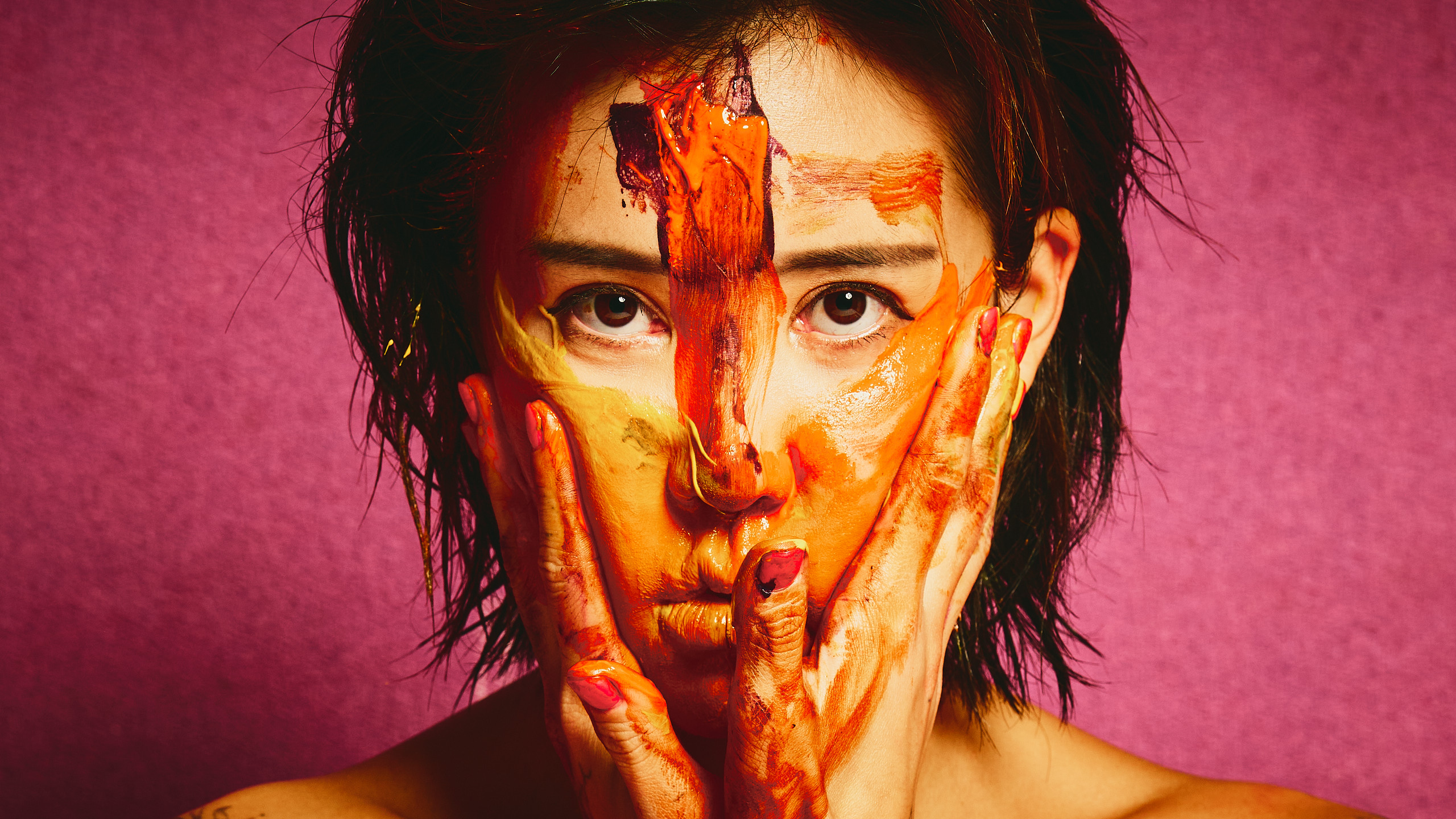 Chloe tattooed nude model Painter painting body face vivid orange purple backdrop Cinaed Dane Barcelona studio